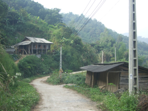 Tuy đã có điện, đường nhưng xóm Tháu, xã Thái Thịnh (TPHB) vẫn còn nhiều khó khăn về cơ sở hạ tầng.